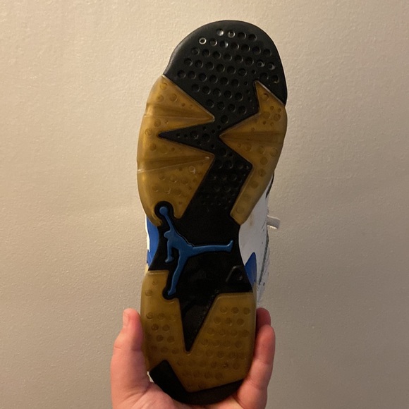 I’m selling Jordan 6s size 7 in woman’s - Picture 5 of 6